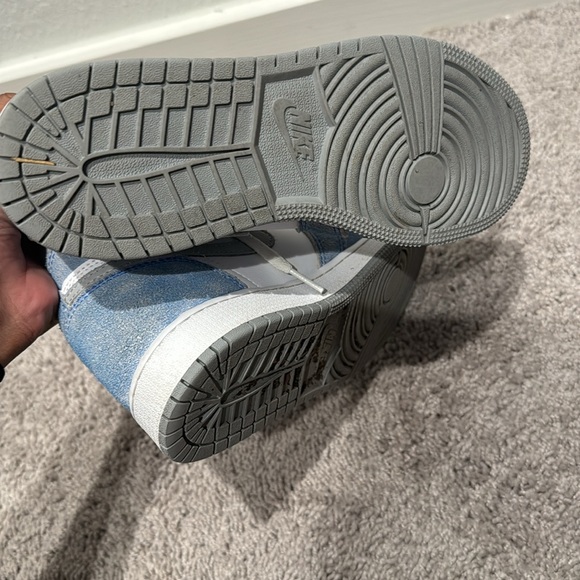 Air Jordan 1 Retro High OG “Hyper Royal” - Picture 3 of 4